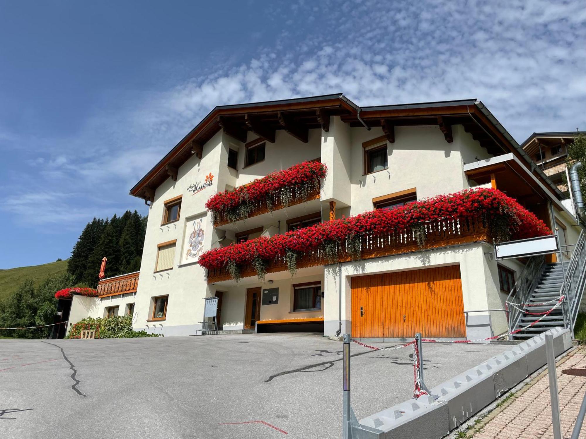 Hotel Lucia Damuels Exterior photo